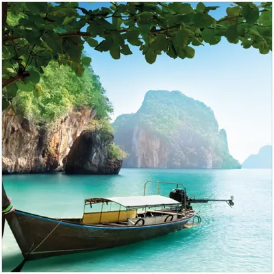 Produktbild von Wallario Premium Glasbild, freischwebende Optik, kräftige Farben, Größe 30 x 30 cm Motiv Fischerboot in Thailand  blaues Meer und Steinfelsen