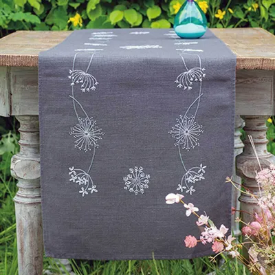 Produktbild von Vervaco Tischläufer Plattstich Set "Weiße Blumen", Stickbild vorgezeichnet, 38x138cm