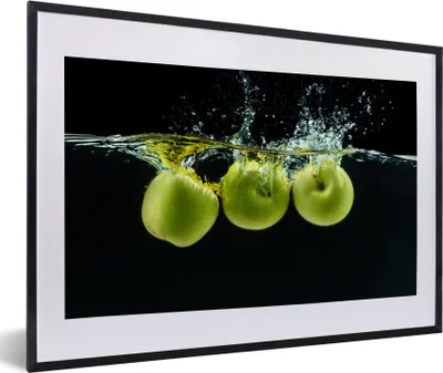 Produktbild von MuchoWow® Gerahmtes Poster Äpfel - Obst - Wasser - Schwarz - Grün 60x40 cm - Poster mit Schwarzem Bilderrahmen Wandposter Rahmen Foto Bilder - Schlafzimmer - Plakat in Rahmen - Drucken
