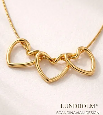 Produktbild von Lundholm Halskette Damen Vergoldet Luv – Premium Edelstahl Gold – Drei Herzen Anhänger 40cm –  Geschenkverpackung