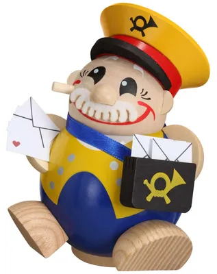 Ein fröhlicher kugelförmiger Räuchermann aus Holz in bunter Postbotenuniform hält Briefe in der Hand und trägt eine Umhängetasche mit einem Posthornsymbol.