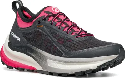 Trailrunningschuhe Golden Gate ATR von Scarpa in Schwarz und Pink; mit rutschfester Sohle und atmungsaktivem Obermaterial.