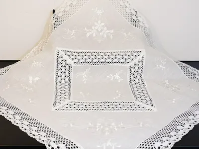 Productafbeelding van Omgoods - Tafellaken met Kanten Rand 80 x 80 cm in Wit