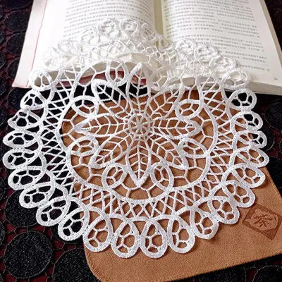 Productafbeelding van Set van 4 placemats - Ronde tafelonderleggers met bloemenmotief - Onderzetters voor kopjes en servies - Wit - Ø 15 cm