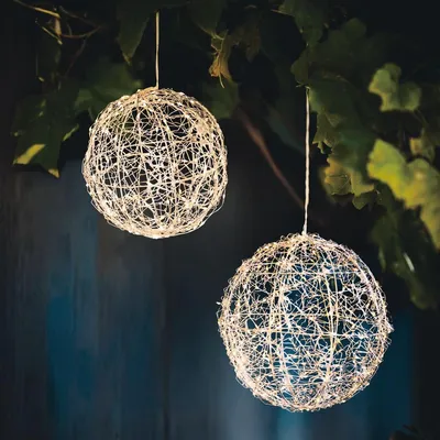Produktbild von 2x LED-Kugel "Glow" aus Metall, silber, mit 200 & 300 LED, Leuchtkugel mit Timer, Dekokugel Ø 20 & 25 cm, Balkon- und Gartendeko für Draußen