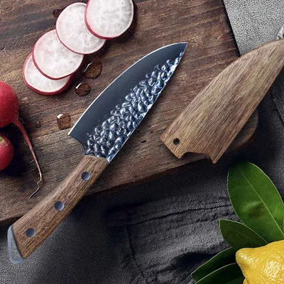 Produktbild von Kleines sehr schönes Kochmesser Hammerschlag Optik Ein Universalmesser handlich und scharf mit Holzscheide
