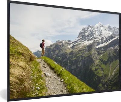 Produktbild von MuchoWow® Gerahmtes Poster Wandern in den Bergen einer Schweizer Landschaft 60x40 cm - Poster mit Schwarzem Bilderrahmen Wandposter Rahmen Foto Bilder - Printing - Wanddeko Schlafzimmer