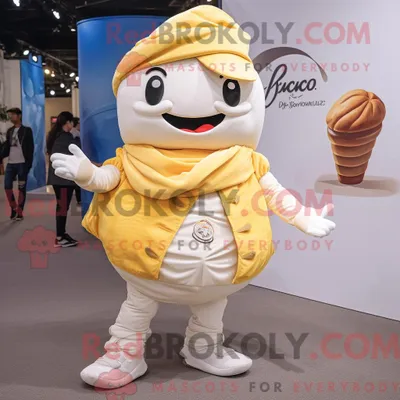 Productafbeelding van Mascottefiguur REDBROKOLY van een crèmekleurige croissant gekleed met een boyfriend jeans en sleutelhangers