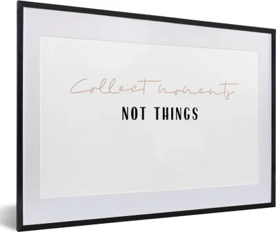 Produktbild von MuchoWow® Gerahmtes Poster Text - Momente sammeln, nicht Dinge - Zitate 60x40 cm - Poster mit Schwarzem Bilderrahmen Wandposter Rahmen Foto Bilder - Schlafzimmer - Plakat in Rahmen - Drucken