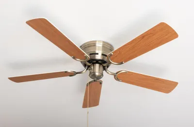 Produktbild von Extra flacher Deckenventilator Pepeo Kisa Deluxe Messing antik Flügel Weiß / Ahorn