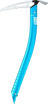Eispickel "Drift" von Edelrid; leuchtend blau mit gebogenem Griff und scharfer Klinge.