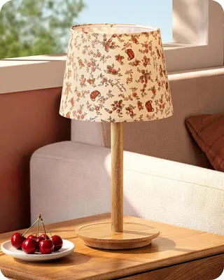 Produktbild von EDISHINE Nachttischlampe mit Massivholzsockel, Stoffschirm mit Florales Muster, 2700K Warmweiß, LED Tischlampe mit E27 Fassung für Schlafzimmer