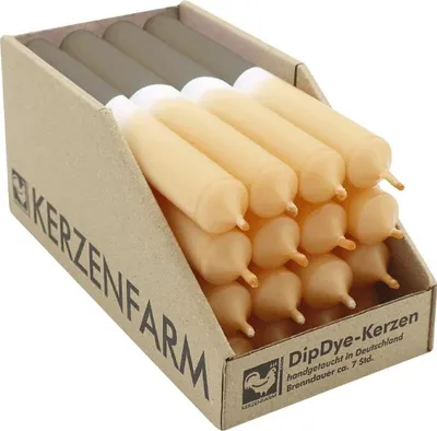 Produktbild von DIP DYE Stabkerzen aus Paraffin, 180/22 mm, Karamell-Schlamm, KERZENFARM HAHN, Brenndauer ca. 7h, 16 Stück pro Verpackung