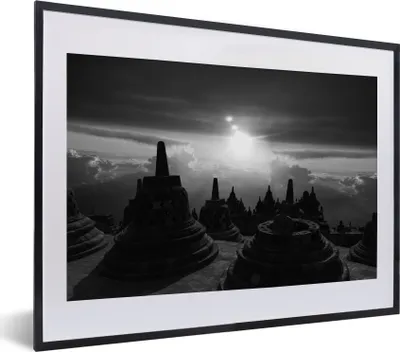 Produktbild von MuchoWow® MuchoWow® Gerahmtes Poster Indonesien - Sonne - Schwarz - Weiß 40x30 cm - Poster mit zchwarzem Bilderrahmen - Bilderrahmen - Poster im Rahmen
