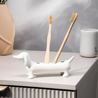 Obrázek produktu pro HOMLA DORSEY Stojánek na zubní kartáčky s jezevčíkem 7,3x10,9 cm
