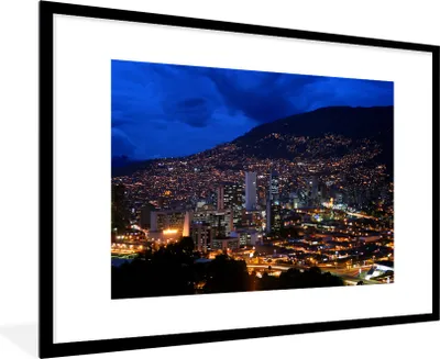 Produktbild von MuchoWow® Gerahmtes Poster Luftaufnahme von Medellín in Kolumbien bei Nacht 90x60 cm - Poster mit Schwarzem Bilderrahmen Wandposter Rahmen Foto Bilder - Wanddekoration - Fotos