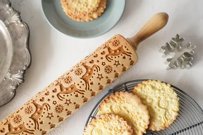 Produktbild von MoodForWood Nudelholz aus Holz, graviert, 43 cm, mit Griffen, perfekt zum Backen - Rentiermuster