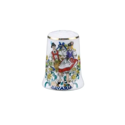 Image de Couple de danseurs en porcelaine avec décorations dorées
