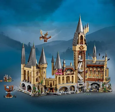 Produktbild von LEGO Harry Potter Schloss Hogwarts Bausatz 71043, 6.020 Teile, 58 cm hoch, 69 cm breit, 43 cm tief, mit Hagrids Hütte, Peitschender Weide und interaktiver Großer Halle