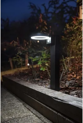 Imagen del producto de Lámpara solar de alto rendimiento, fabricada en acero inoxidable (también disponible para montaje en pared), con sensor de movimiento. Altura: 50 cm. Luminosidad: 1000 lúmenes