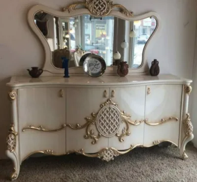 Produktbild von Casa Padrino Luxus Barock Möbel Set Sideboard mit Spiegel Weiß / Gold 215 x 60 x H. 105 cm - Prunkvoller Massivholz Schrank mit 4 Türen und elegantem Wandspiegel - Möbel im Barockstil