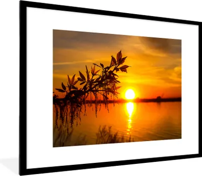 Produktbild von MuchoWow® Gerahmtes Poster Sonnenuntergang - Wasser - Pflanzen - Orange 80x60 cm - Poster mit Schwarzem Bilderrahmen Wandposter Rahmen Foto Bilder - Schlafzimmer-Dekorationen - Fotoposter