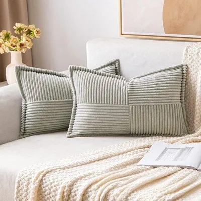 Produktbild von Set mit 2 Kissenbezügen aus Cord, weiche Samt-Dekokissen, moderne Kissen für Sofa und Schlafzimmer, Hellgrau, 40 x 60 cm
