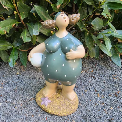 Produktbild von Gartenfigur mollige Badenixe Figur stehend petrol gepunktet mit Ball 26 cm – Sandsockel