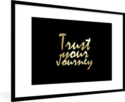 Produktbild von MuchoWow® Gerahmtes Poster Zitate - Reisen - Schwarz - Gold 90x60 cm - Poster mit Schwarzem Bilderrahmen Wandposter Rahmen Foto Bilder - Wanddekoration - Fotos