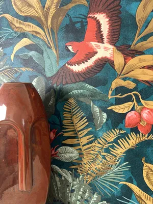 Produktbild von NEWROOM Tapete Petrol Vliestapete Dschungel - Mustertapete Modern Grün Rot Palmenblätter Papagei Blumentapete Tropisch Dschungeltapete