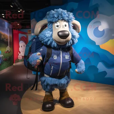 Produktbild von Blaues REDBROKOLY Suffolk-Schaf Maskottchen kostüm gekleidet mit einem Grafik-T-Shirt und Rucksäcken