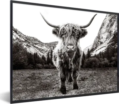 Produktbild von MuchoWow® Gerahmtes Poster Berg - Schwarz - Weiß - Schottischer Highlander 80x60 cm - Poster mit Schwarzem Bilderrahmen Wandposter Rahmen Foto Bilder - Schwarzem - Mit Gestell