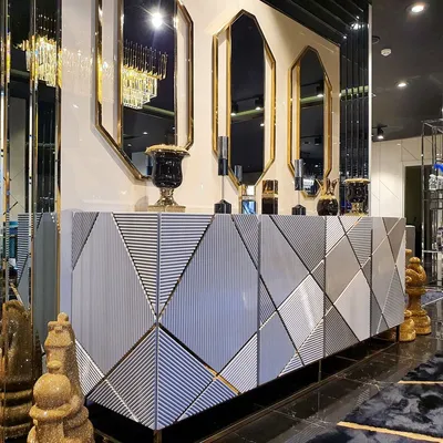 Produktbild von Casa Padrino Luxus Möbel Set Weiß-Grau / Gold - 1 Sideboard mit 4 Türen & 3 Wandspiegel - Wohnzimmer Möbel - Luxus Qualität