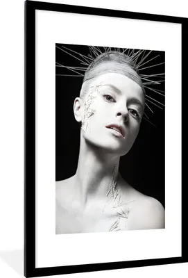 Produktbild von MuchoWow® Gerahmtes Poster Frau - Schwarz - Weiß - Krone 60x90 cm - Poster mit Schwarzem Bilderrahmen Wandposter Rahmen Foto Bilder - Dekoration - Wandposter Wohnzimmer - Hochwertig