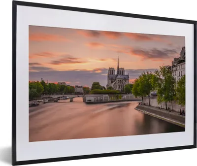 Produktbild von MuchoWow® MuchoWow® Gerahmtes Poster Sonnenuntergang hinter Notre Dame in Paris 60x40 cm - Poster mit zchwarzem Bilderrahmen - Schlafzimmer - Plakat in Rahmen - Drucken