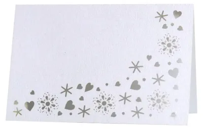 Obrázok produktu pre 50 ks laserom vyrezávaných menoviek na stôl s motívom srdiečok a kvetín na oslavy, svadby a stretnutia, zložené, rozmery 9 cm x 6 cm (biele)