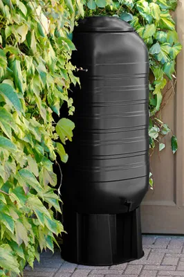 Produktbild von XXL Regentonne aus Kunststoff mit 250 Liter Volumen inklusive Stand, Füllautomat und Hahn