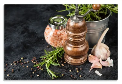 Produktbild von Wallario Frühstücksbrettchen aus Glas 20 x 30 cm mit rutschfesten Füßen, Motiv Salz und Pfeffer mit Knoblauch und Rosmarin