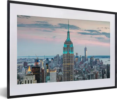 Produktbild von MuchoWow® MuchoWow® Gerahmtes Poster Das beleuchtete Empire State Building in New York 60x40 cm - Poster mit zchwarzem Bilderrahmen - Schlafzimmer - Plakat in Rahmen - Drucken