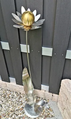 Produktbild von Skulptur Blume Palermo Edelstahl 120 cm mit Kugel in gold matt gebürstet mit Standfuß Edelstahl Dekoration Garten