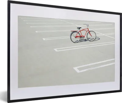 Produktbild von MuchoWow® MuchoWow® Gerahmtes Poster Ein geparktes rotes Fahrrad 60x40 cm - Poster mit zchwarzem Bilderrahmen - Schlafzimmer - Plakat in Rahmen - Drucken