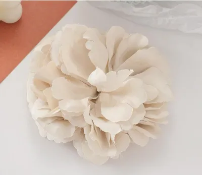 Produktbild von Carla Broschen für Frauen Amilcare cremig 15 cm x 15 cm