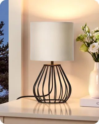 Productafbeelding van EDISHINE nachtlampje, met een lampenkap van champagnekleurige fluweel, inclusief 4W LED-lamp met E14-fitting, 2700K warm wit licht, en een zwarte metalen voet in een druppelvorm