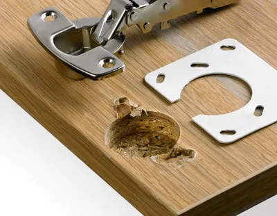 Immagine prodotto di Piastra di riparazione per cerniera invisibile, sia sul lato dell'alloggiamento che su quello della porta