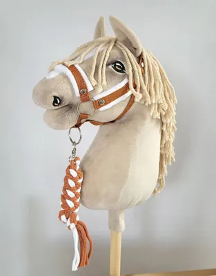 Produktbild von Hobby Horse Babybett A3 mit weißem Fell rot und handgefertigtem Zügel