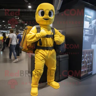Productafbeelding van Geel Commando mascotte REDBROKOLY kostuum karakter gekleed met een popeline overhemd en aktetassen