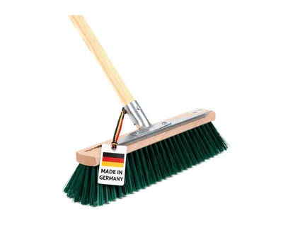Produktbild von Hochwertiger Gartenbesen 40cm Breit mit Metall-Kratzleiste und Geräte-Holzstiel 140cm Lang grüne Borsten Straßenbesen Besen für Garten draussen