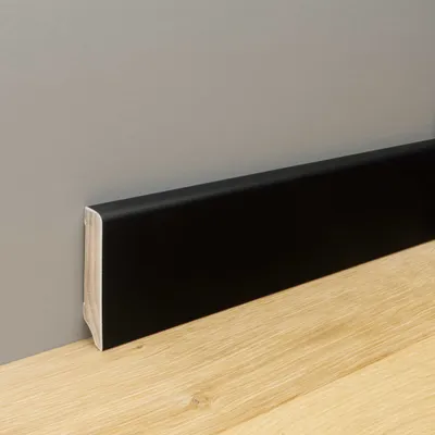 Produktbild von 24 m Trevendo® Sockelleiste Cube massiv tiefschwarz lackiert 16 x 58 x 2400 mm