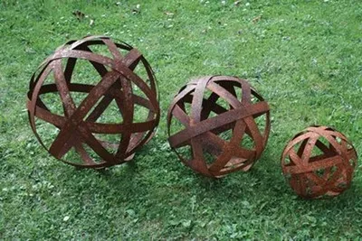 Obrázek produktu pro Dekorativní kovová koule s patinou, průměr 20 cm