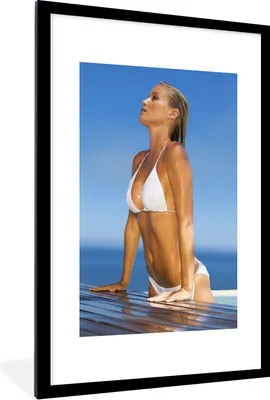 Produktbild von MuchoWow® Gerahmtes Poster Frau in einem weißen Bikini kommt aus einem Schwimmbad 60x90 cm - Poster mit Schwarzem Bilderrahmen Wandposter Rahmen Foto Bilder - Dekoration - Wandposter Wohnzimmer - Hochwertig